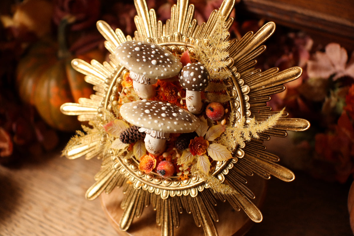 Cadre soleil style baroque doré aux amanites et citrouilles