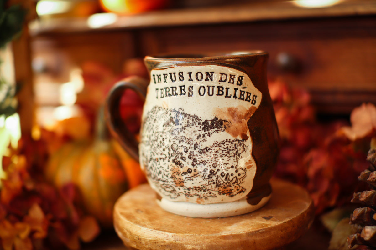 Tasse en grès style étiquette d'apothicaire ancienne « Infusion des terres oubliées »