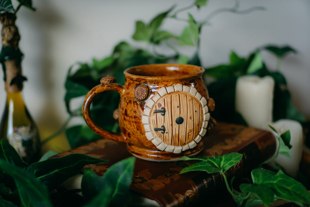 Tasse porte de Hobbit en grès en grès « Cabane de Judy et Lupin Chopebois »