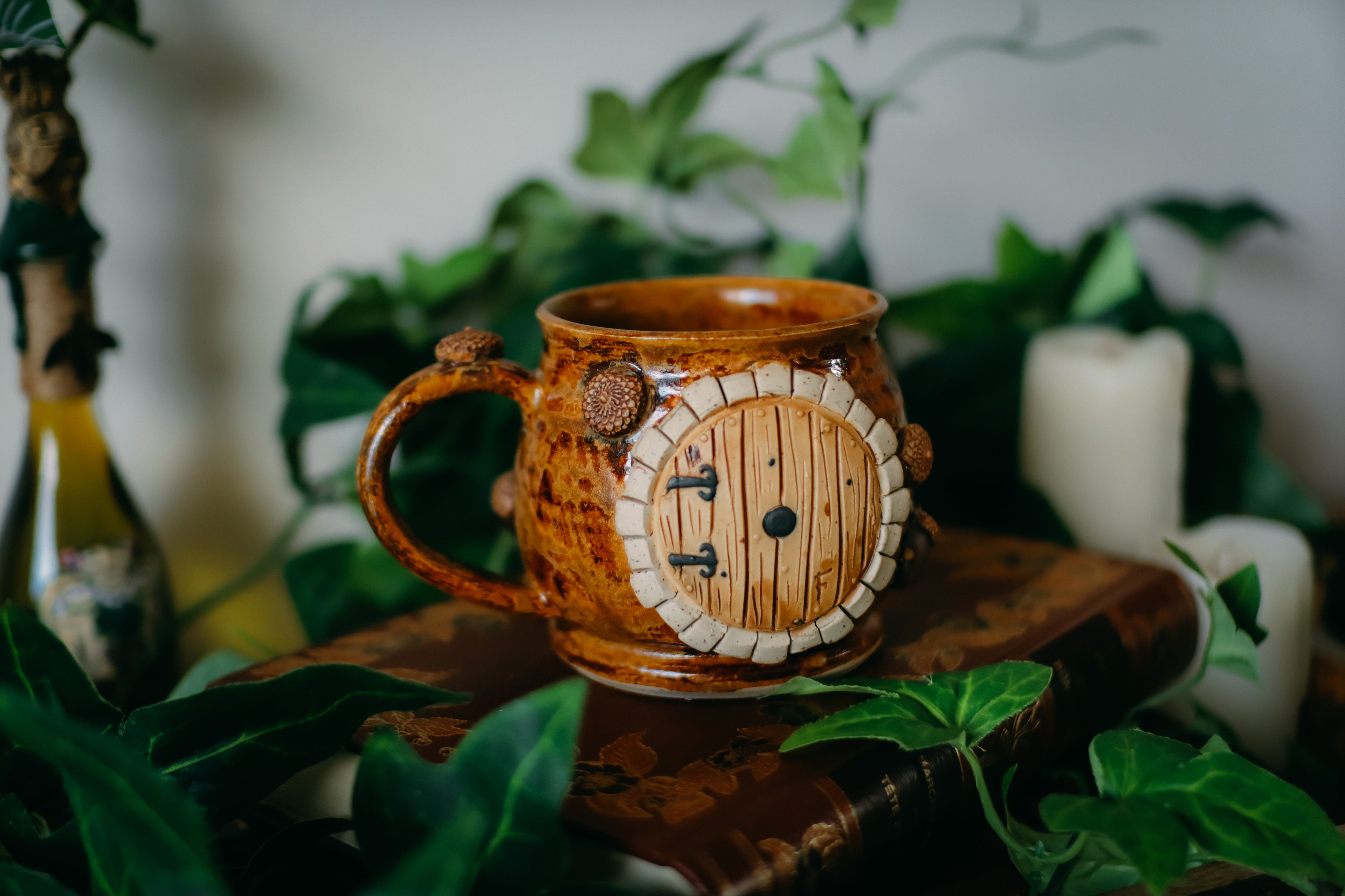 Tasse porte de Hobbit en grès en grès « Cabane de Judy et Lupin Chopebois »