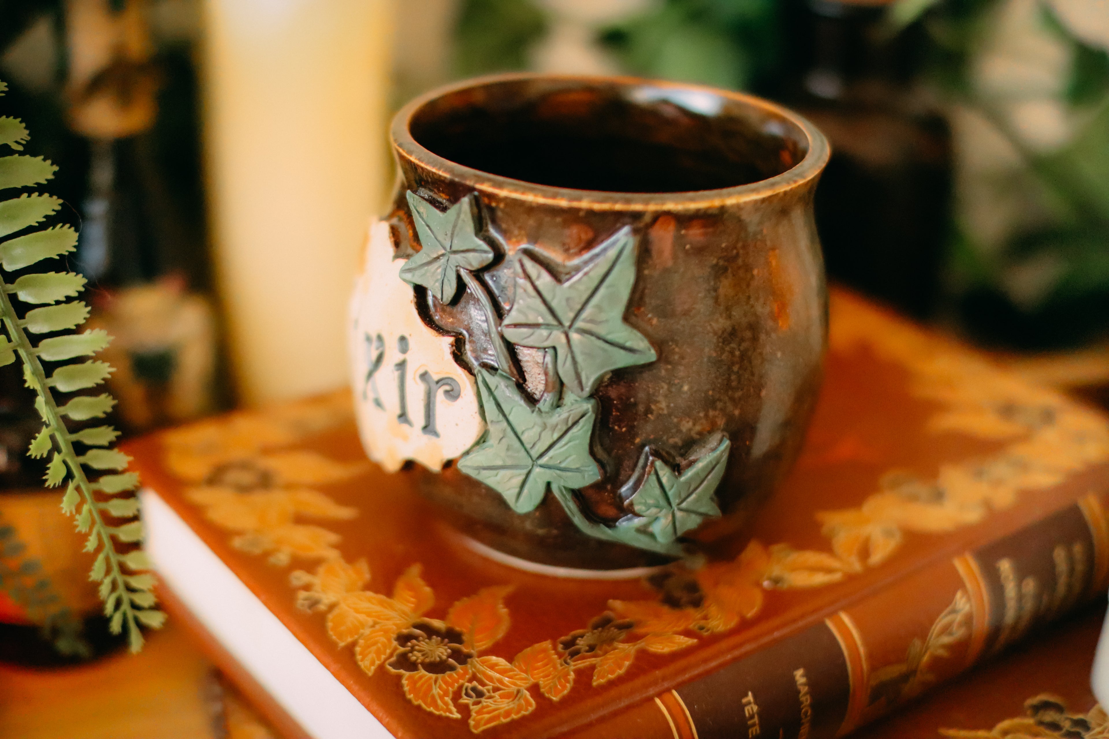 Petite tasse en grès style apothicaire  « Elixir d'eau de lierre »