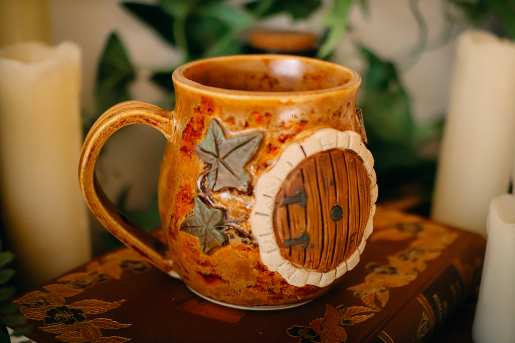 Tasse en grès porte de Hobbit  « Demeure de Monsieur et Madame Ronssouffle »