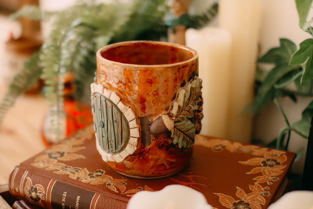 Petite tasse en grès porte de Hobbit  « Trou de la famille Grimperoux »