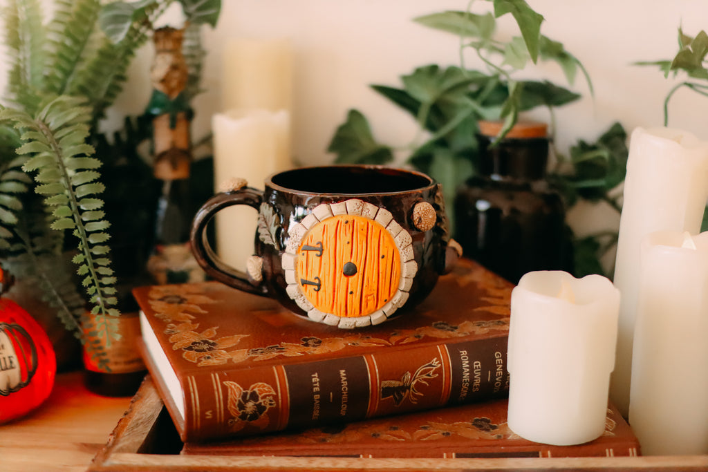 Petite tasse en grès porte de Hobbit  « Cabane de Bertille Fourneau-cuivré »