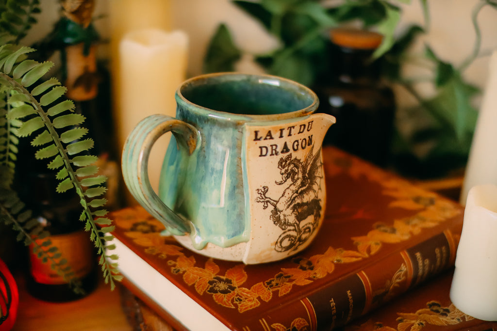 Petite tasse en grès style apothicaire  « Lait de dragon »