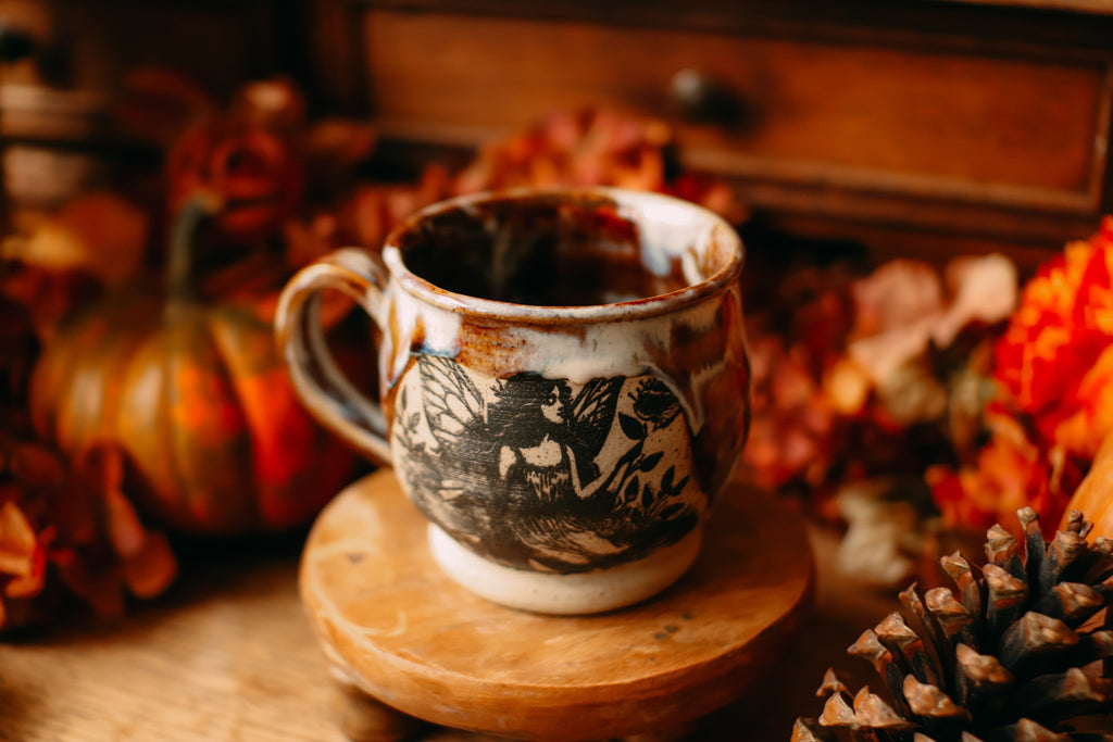 Petite tasse en grès avec illustration « fée des fleurs »