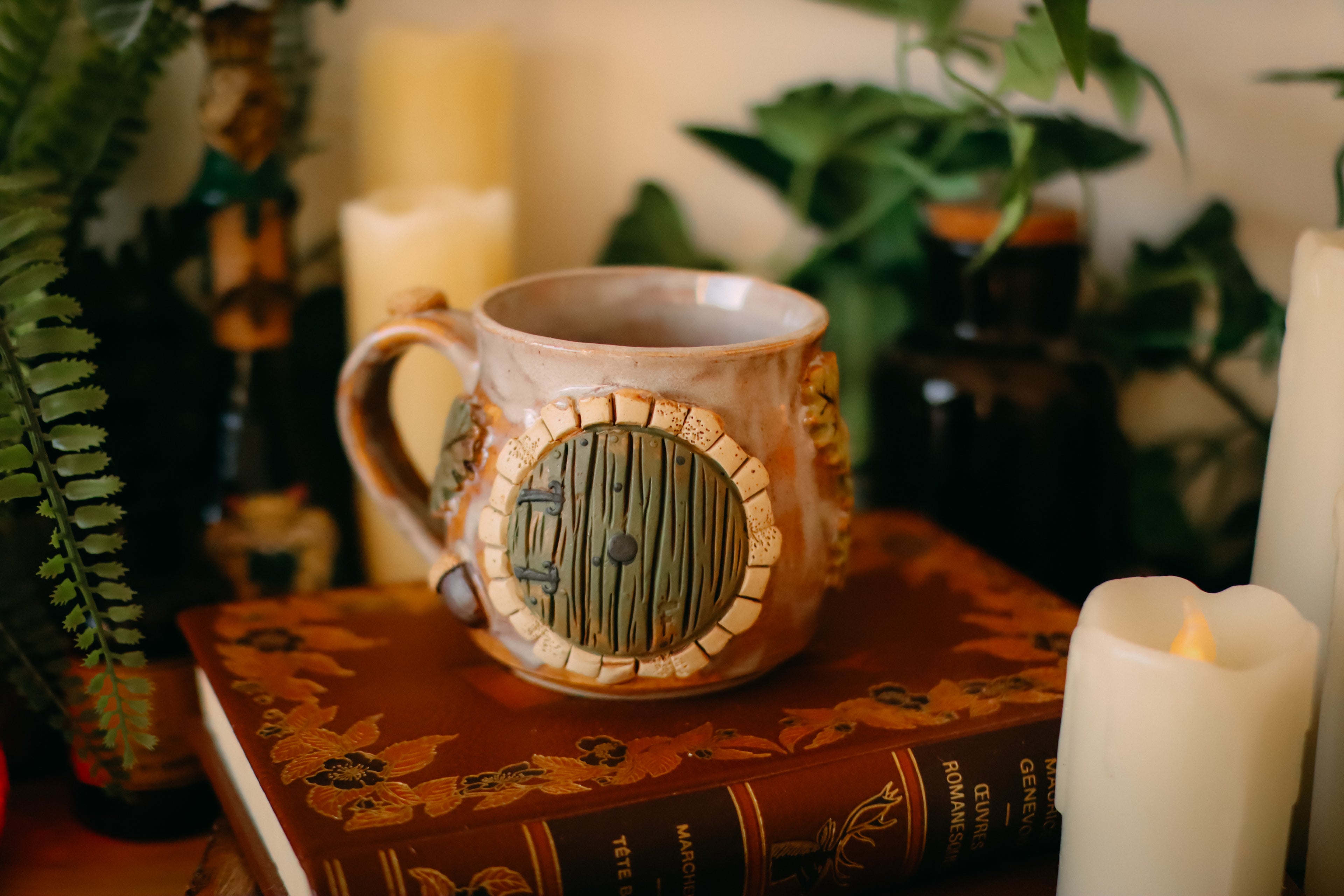 Petite tasse en grès porte de Hobbit  « Maisonnette de la famille Fossenfleur »