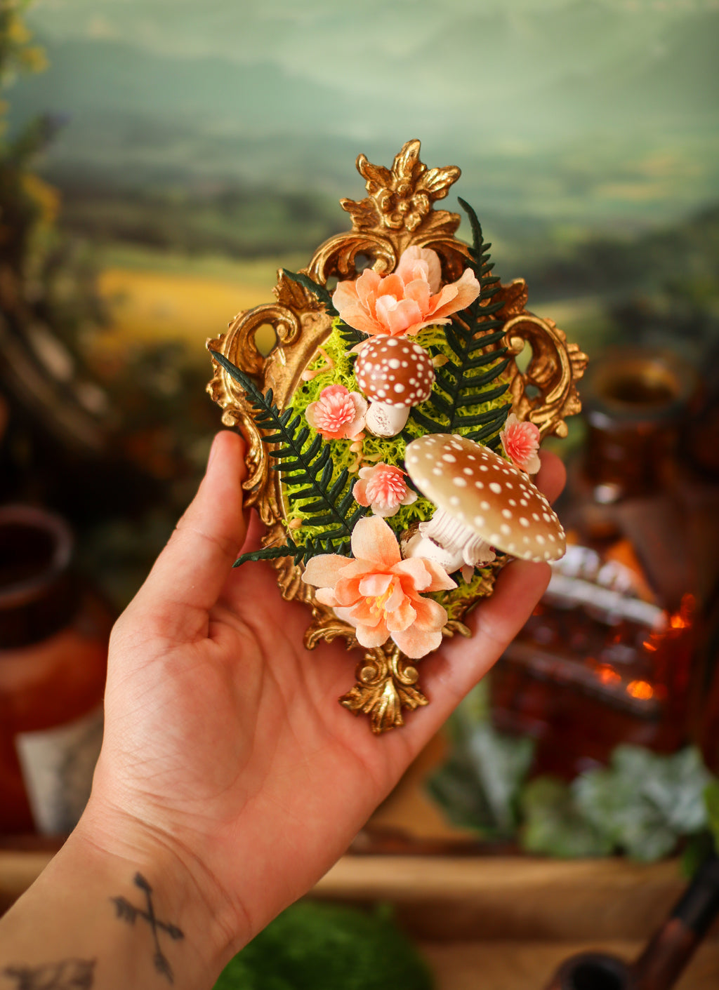 Petit cadre baroque « Darcy » printanier aux amanites rougissantes