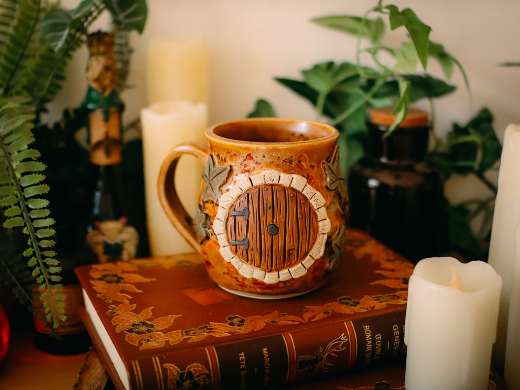 Tasse en grès porte de Hobbit  « Demeure de Monsieur et Madame Ronssouffle »