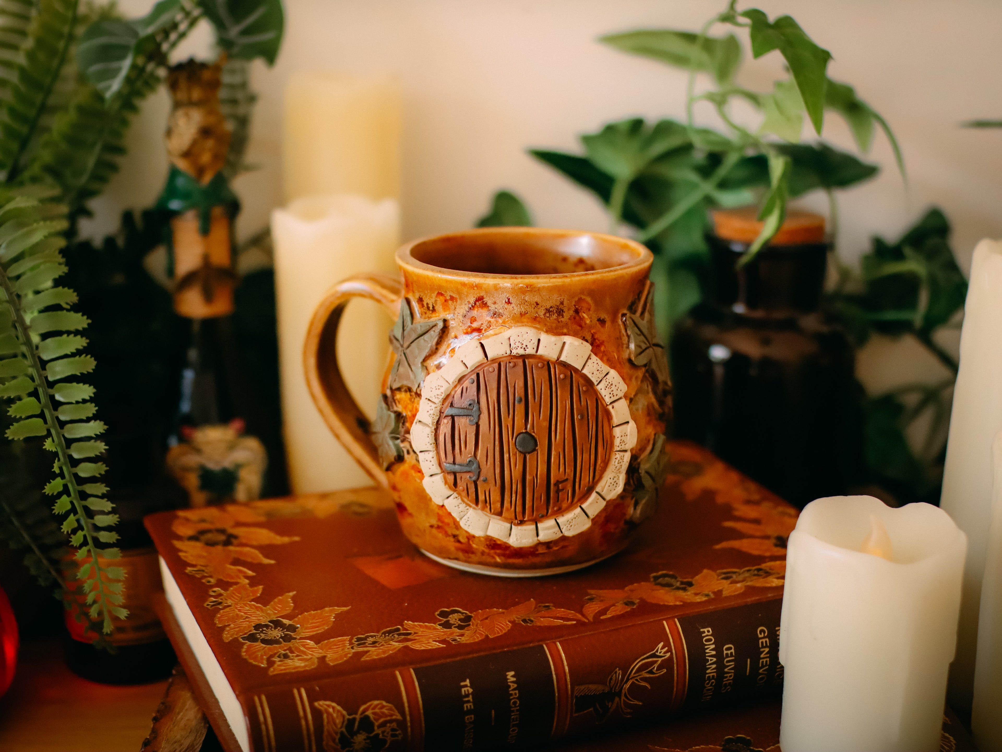 Tasse en grès porte de Hobbit  « Demeure de Monsieur et Madame Ronssouffle »