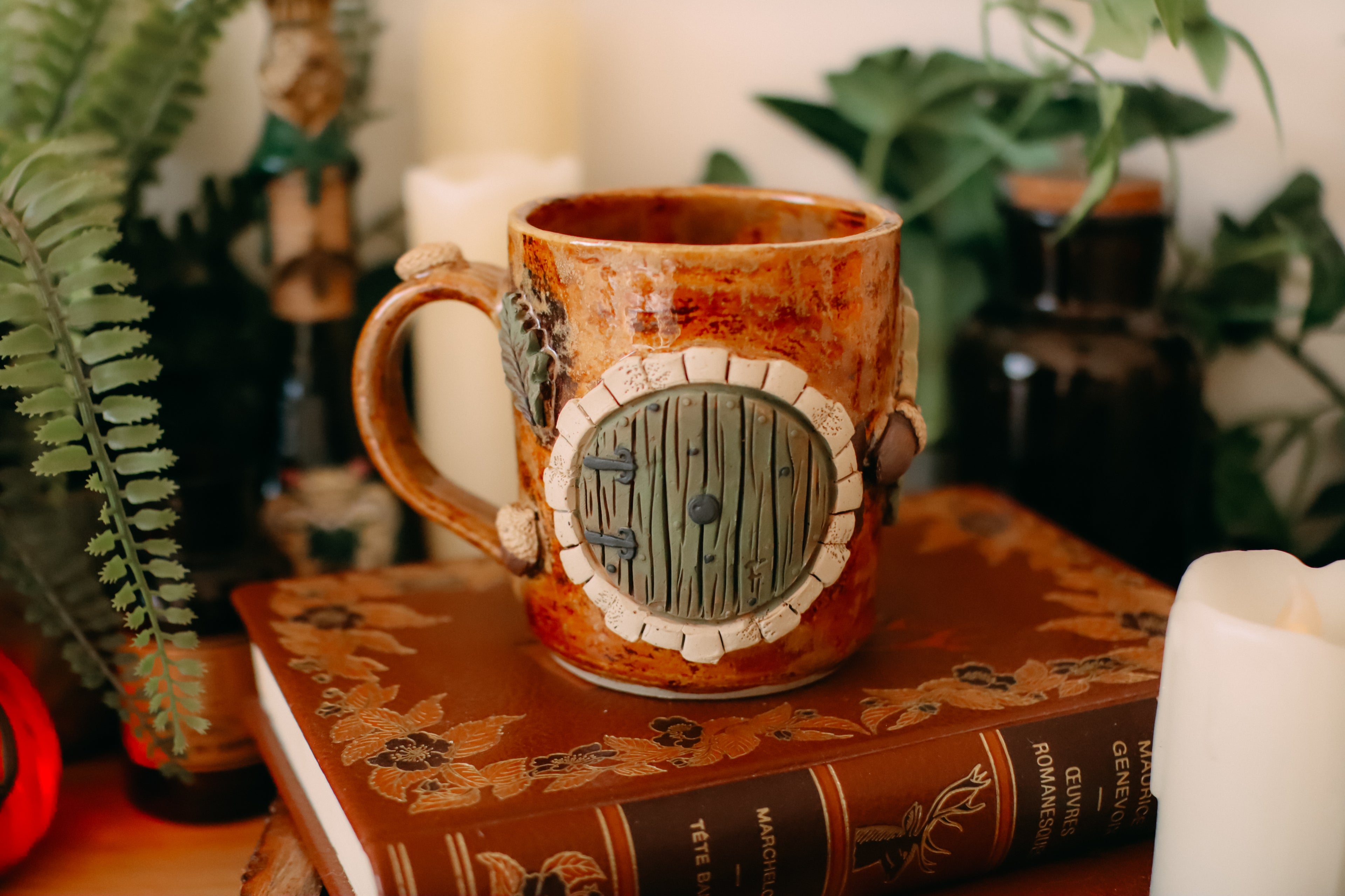 Petite tasse en grès porte de Hobbit  « Trou de la famille Grimperoux »