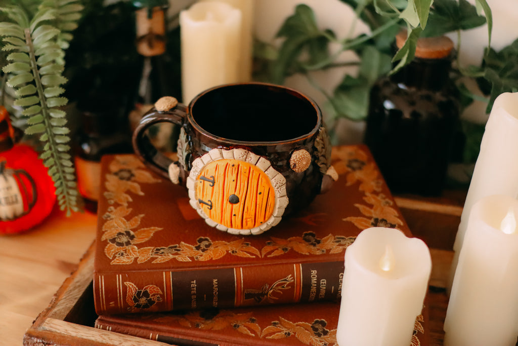 Petite tasse en grès porte de Hobbit  « Cabane de Bertille Fourneau-cuivré »