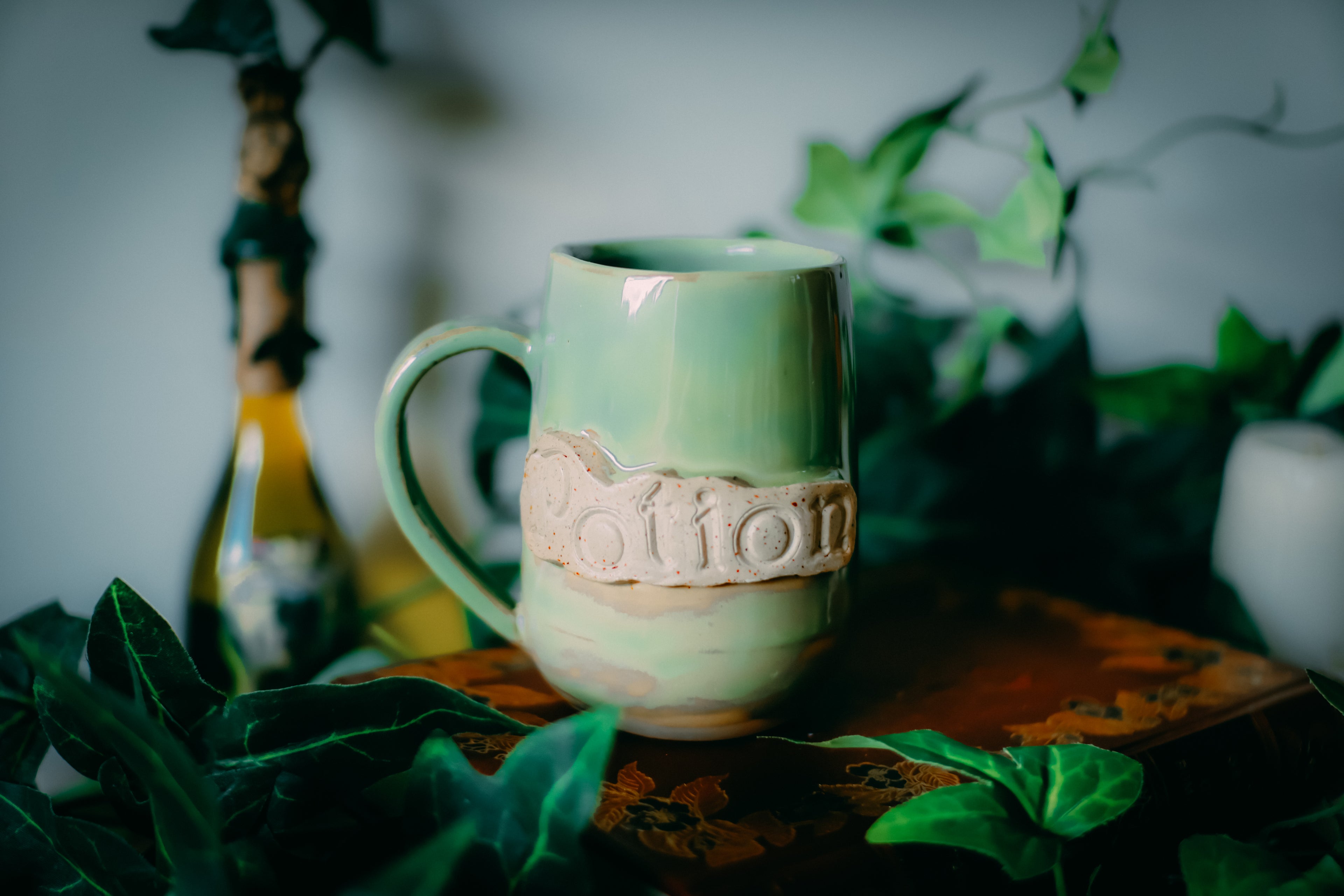 Tasse « Potion » en grès vert jade