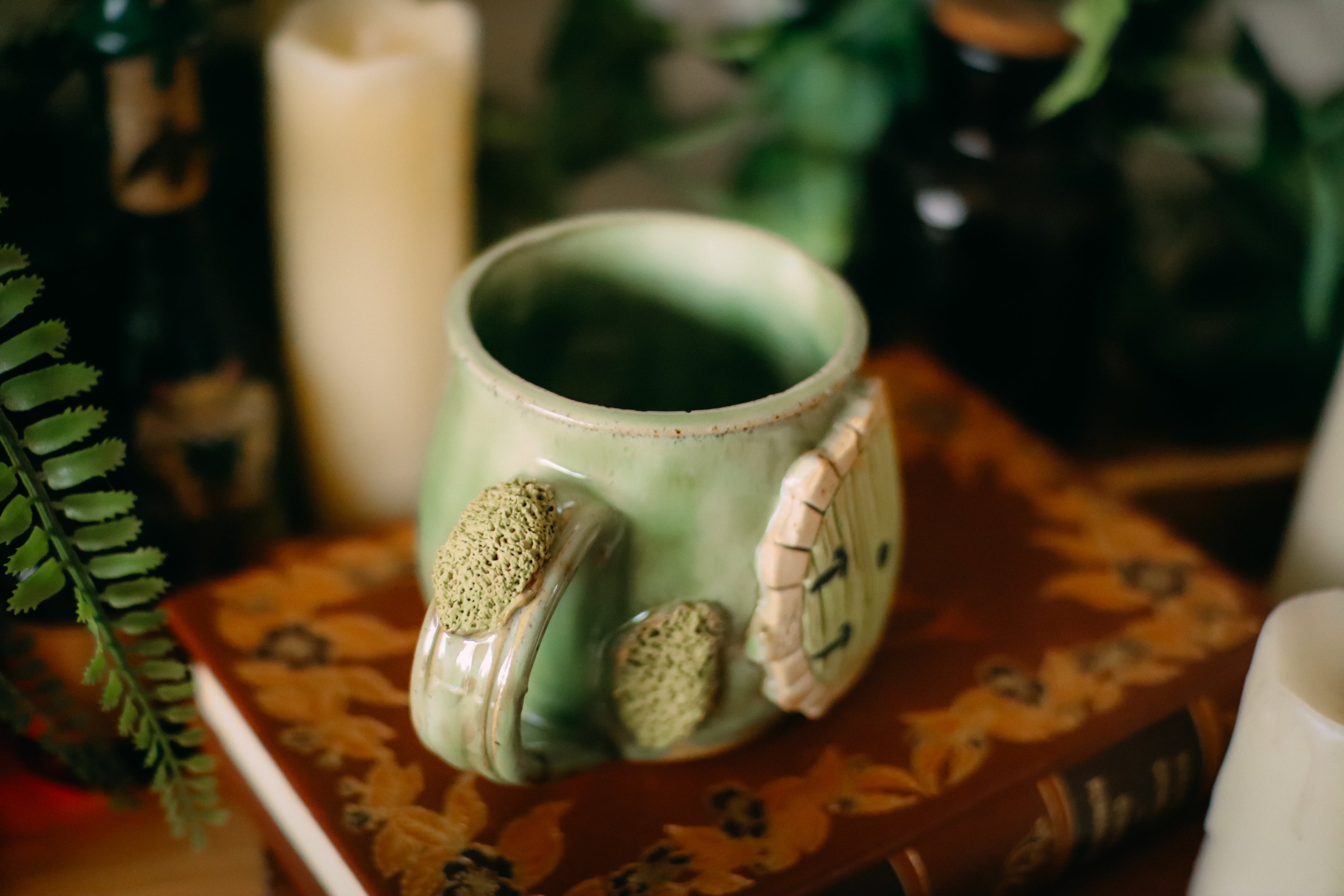 Petite tasse en grès Porte de Hobbit « Maisonnette d'Aly Hartwood »