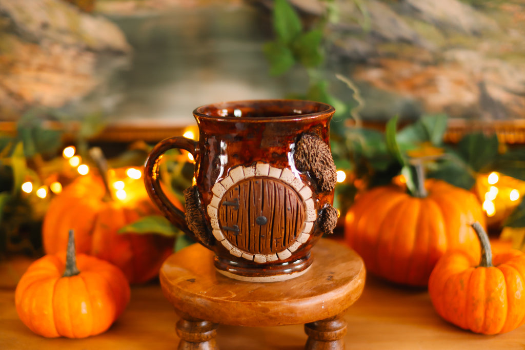 Tasse porte de Hobbit en grès « Élégante maisonnée de Teresa Goodwind  »