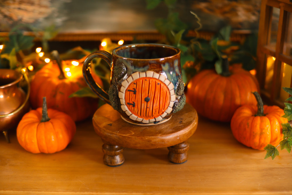 Grande tasse porte de Hobbit en grès « Maisonnée de Teodor Greenleaf »