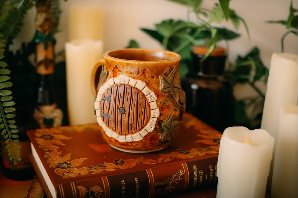 Tasse en grès porte de Hobbit  « Demeure de Monsieur et Madame Ronssouffle »