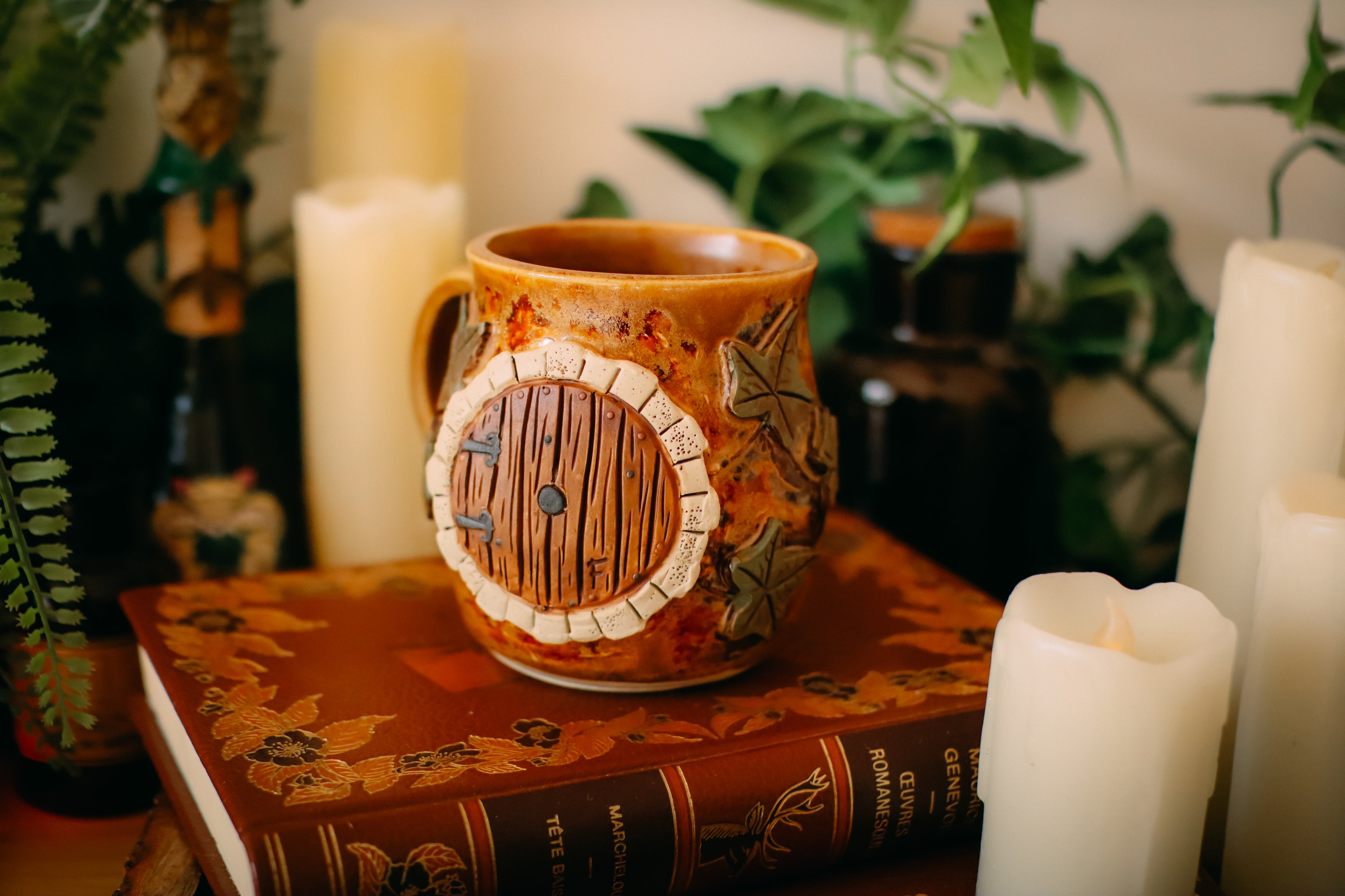 Tasse en grès porte de Hobbit  « Demeure de Monsieur et Madame Ronssouffle »
