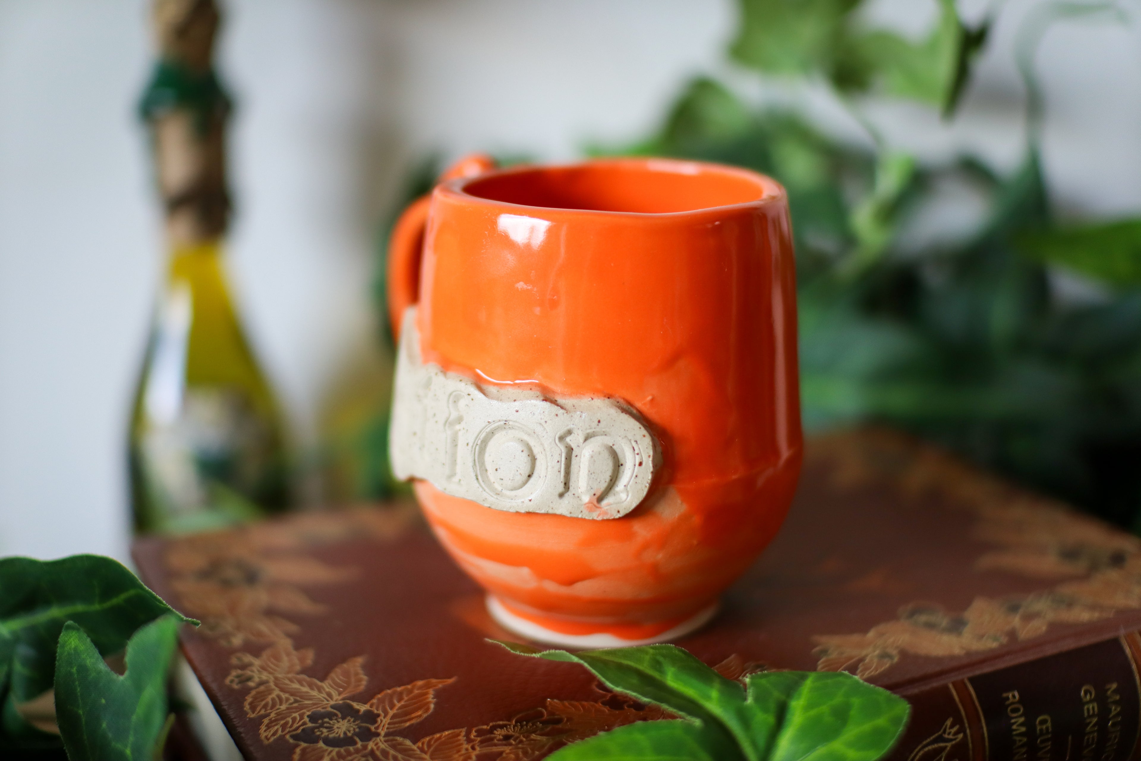Petite tasse « Potion » en grès orange
