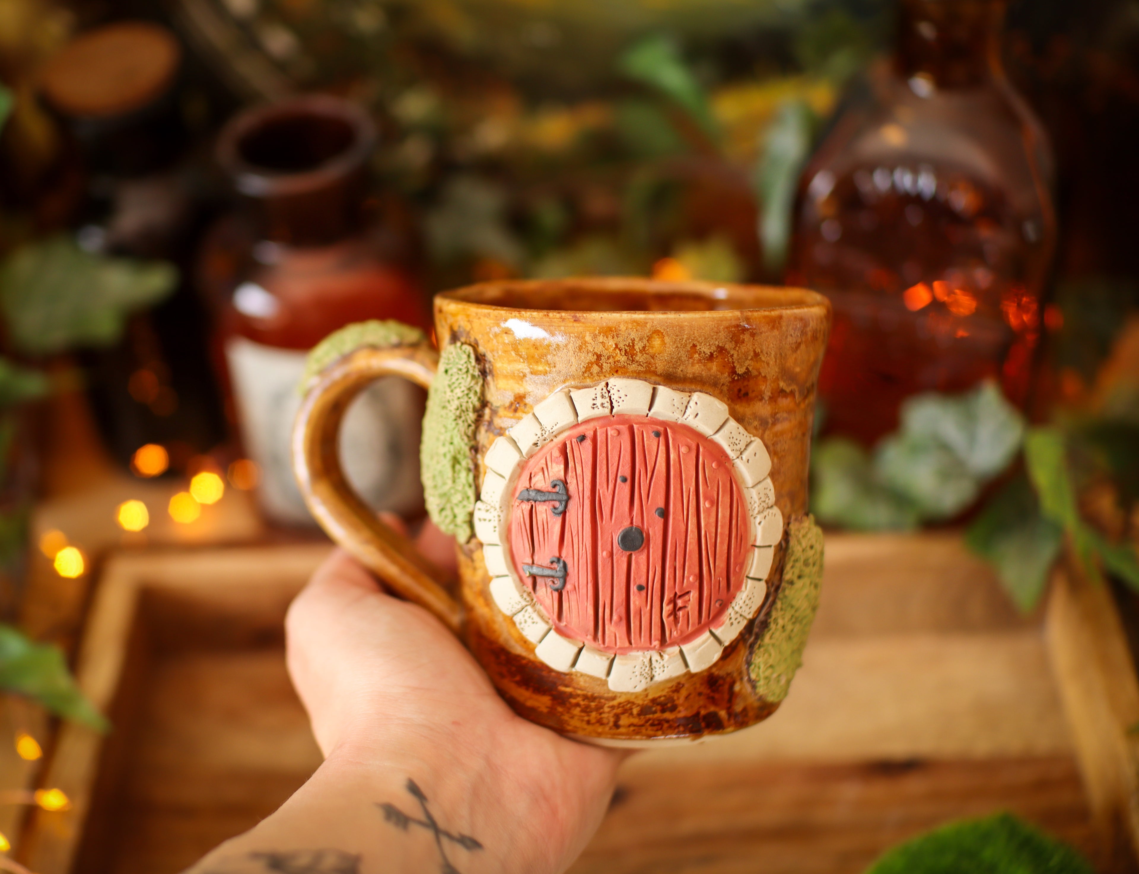 Tasse en grès porte de hobbit « Maisonnée d'Alfred Tournegraine »