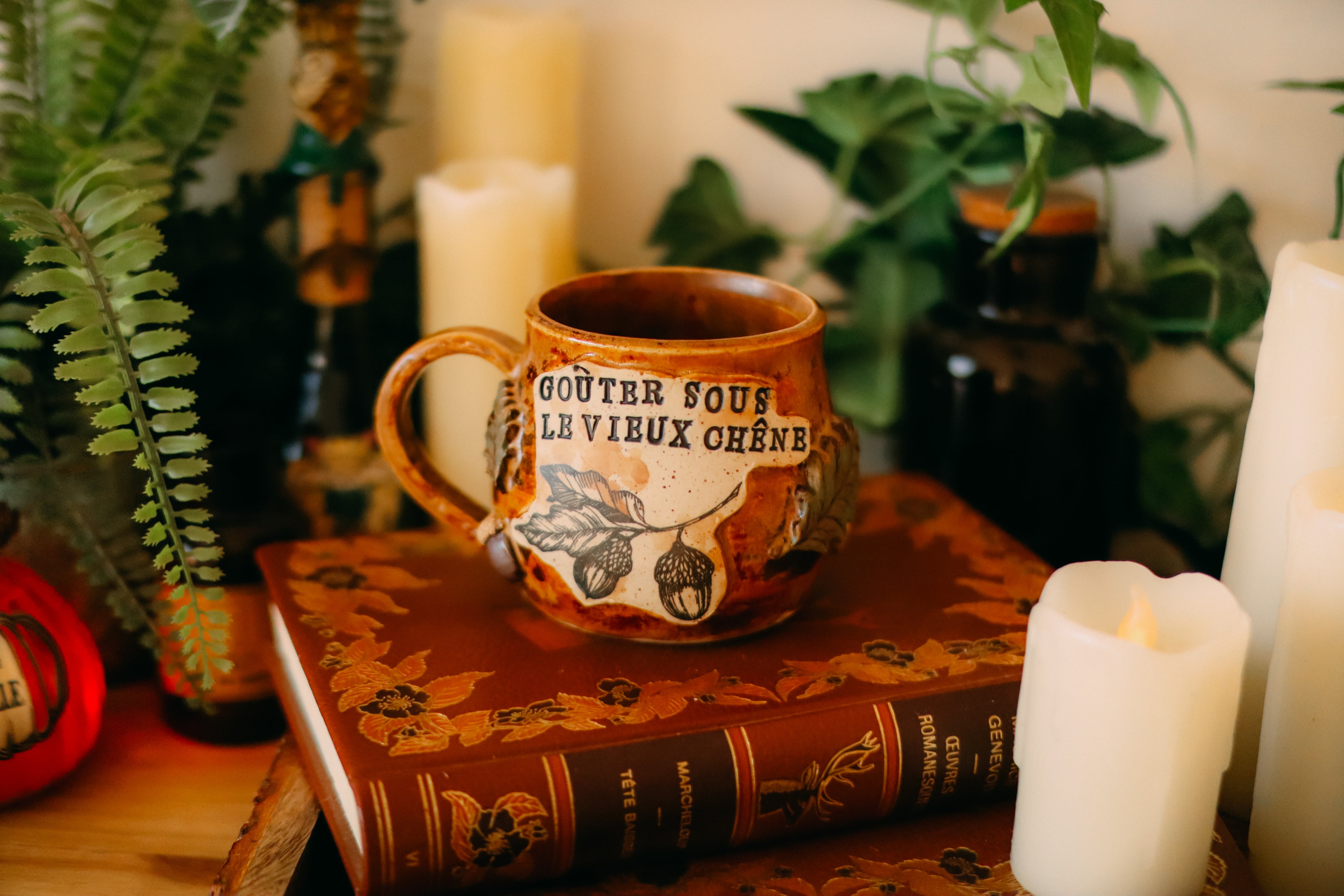 Petite tasse en grès style apothicaire  « Goûter sous le vieux chêne »