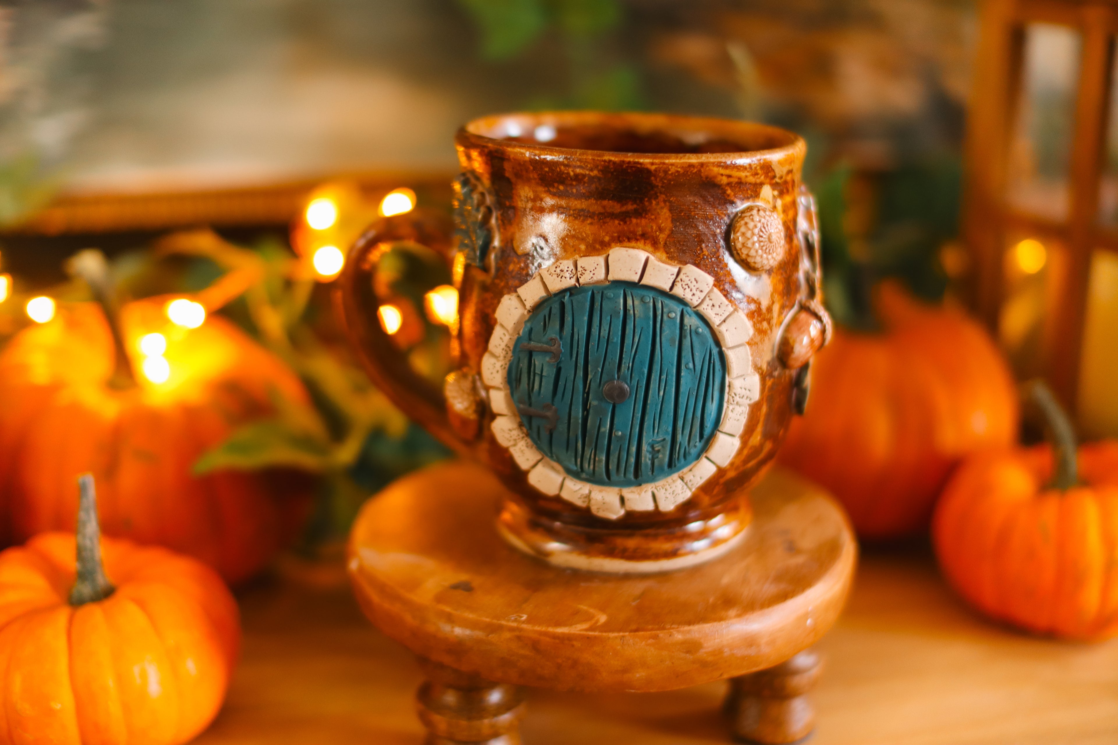 Grande tasse porte de Hobbit en grès « Élégante demeure de Hugues et Primprenelle Brochpoil »