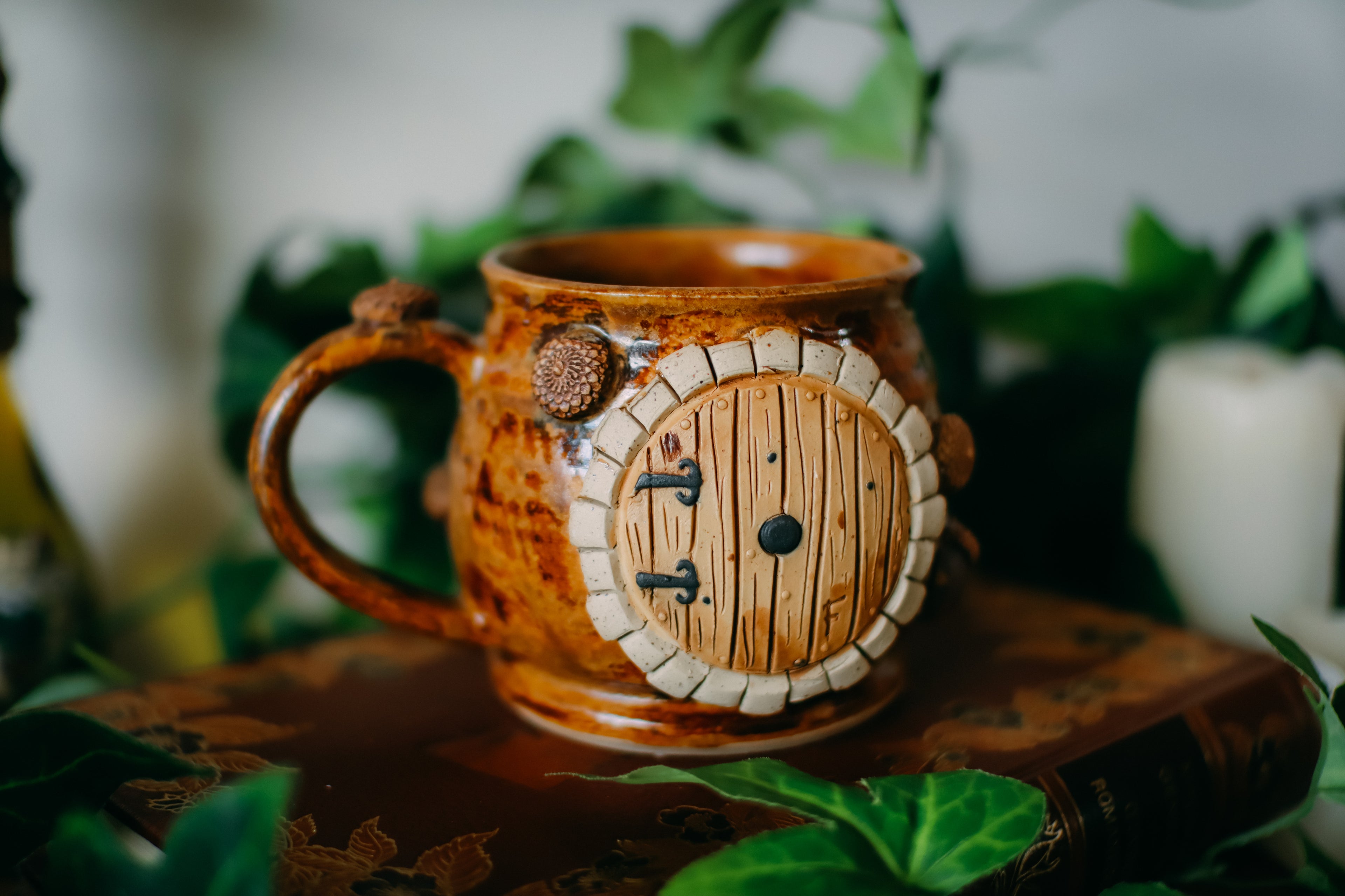 Tasse porte de Hobbit en grès en grès « Cabane de Judy et Lupin Chopebois »