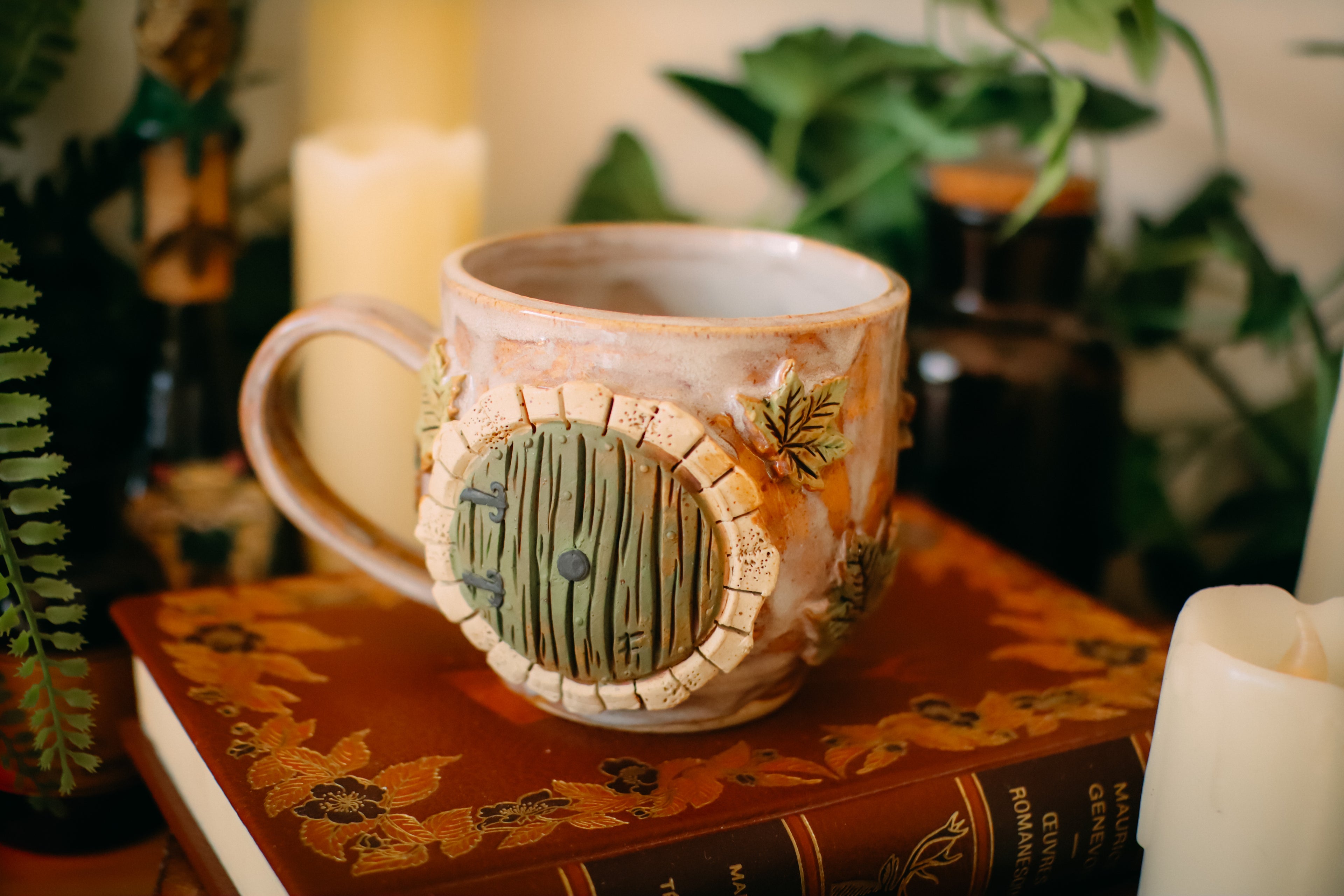Petite tasse en grès porte de Hobbit  « Maisonnée du vieil Hector Beldune » (Petit défaut esthétique)