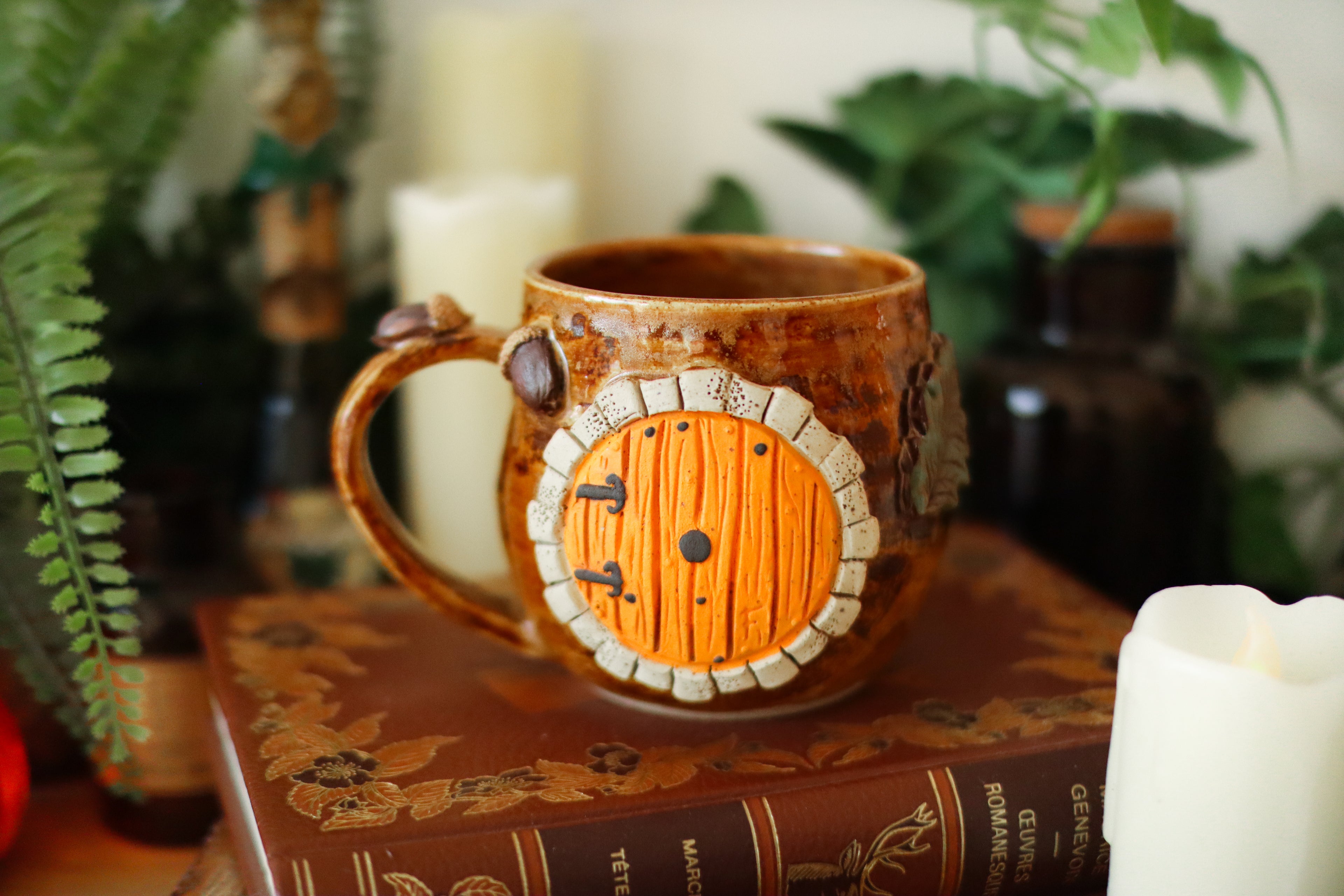 Petite tasse en grès porte de Hobbit « Maisonnée de Gust et Anita Pommerol »