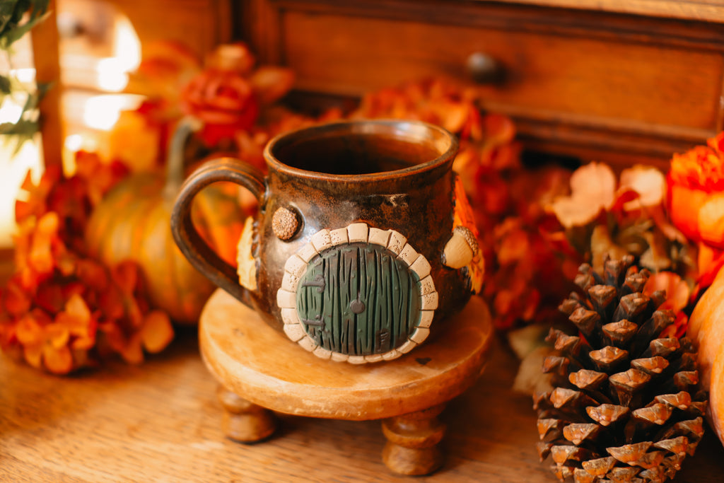 Tasse porte de Hobbit en grès « Chaumière de Oisín et Ailsa Brinsec »