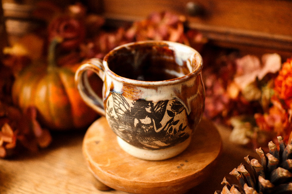Petite tasse en grès avec illustration « fée des fleurs »