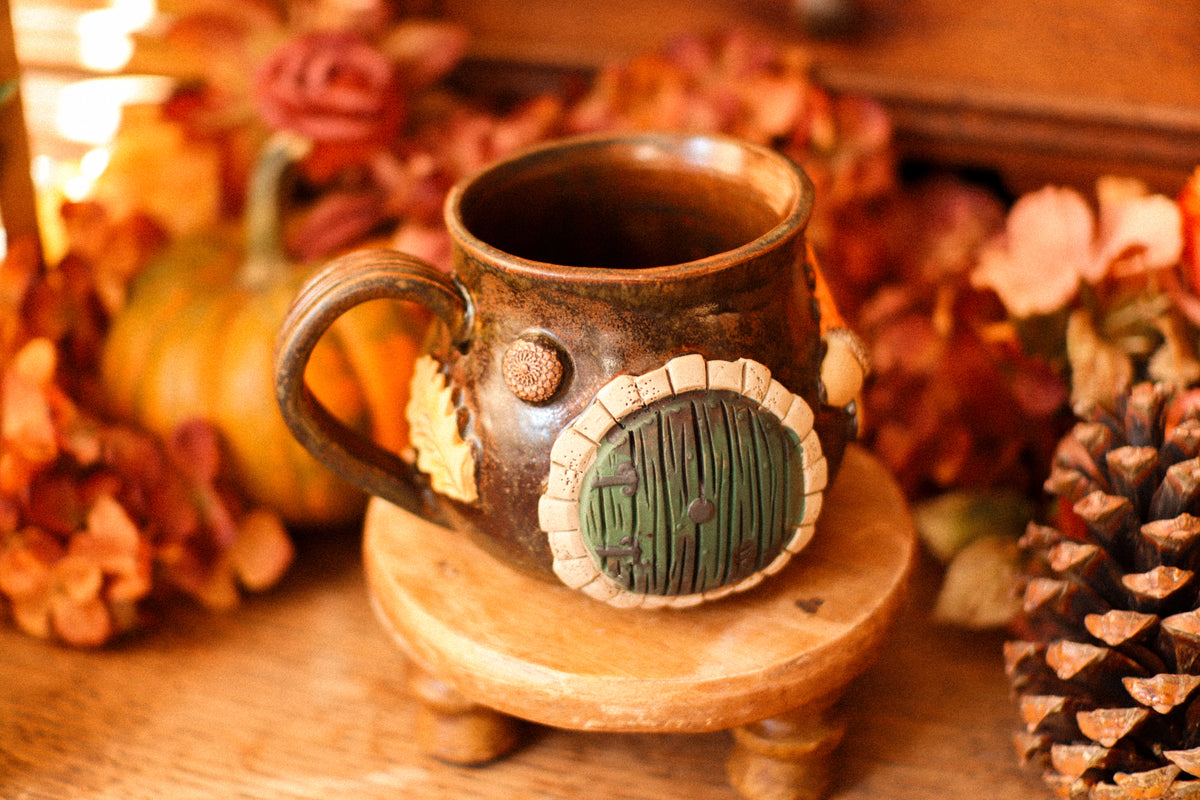 Tasse porte de Hobbit en grès « Chaumière de Oisín et Ailsa Brinsec »