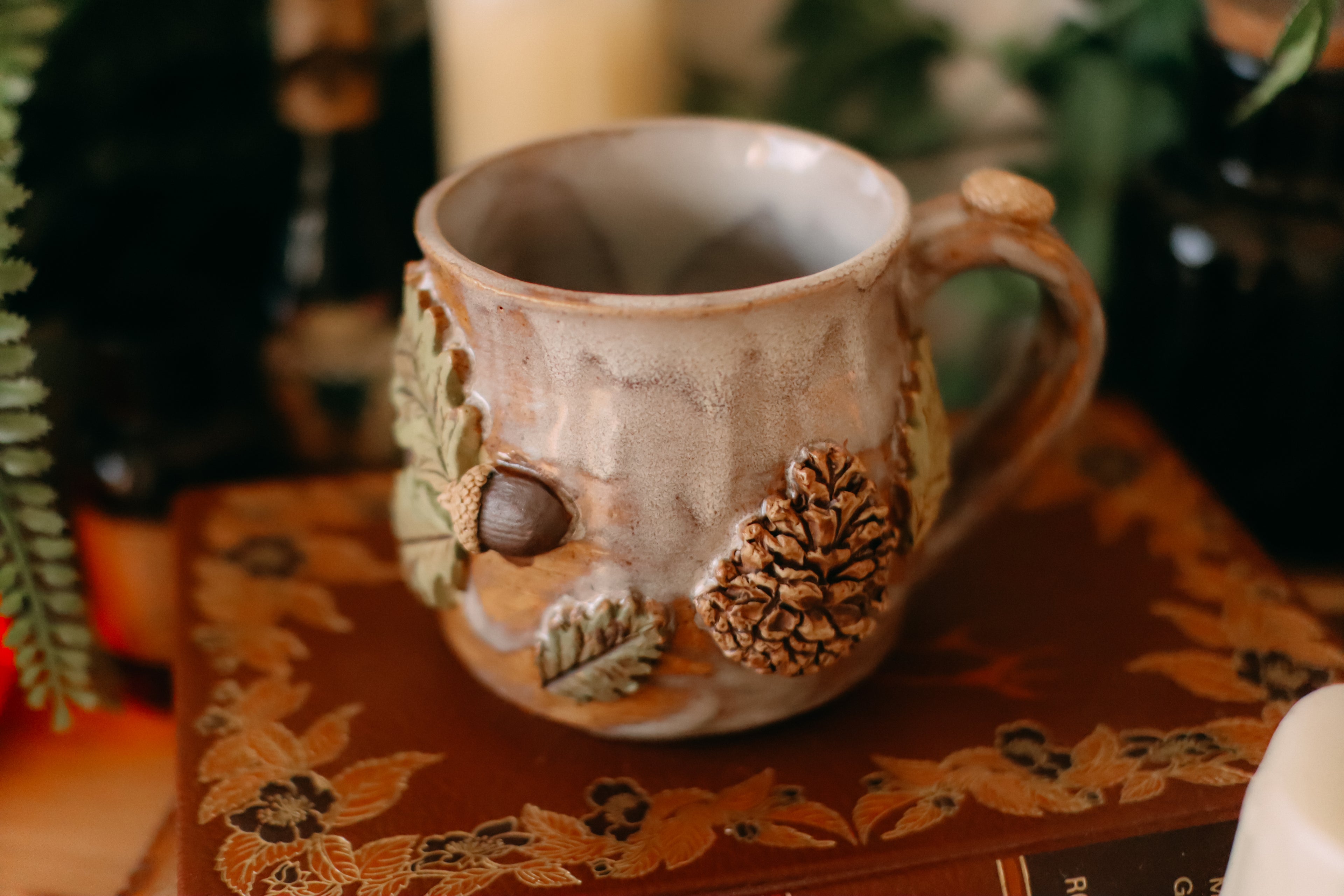 Petite tasse en grès porte de Hobbit  « Maisonnette de la famille Fossenfleur »
