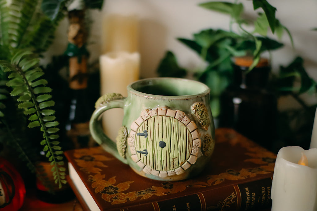 Petite tasse en grès Porte de Hobbit « Maisonnette d'Aly Hartwood »