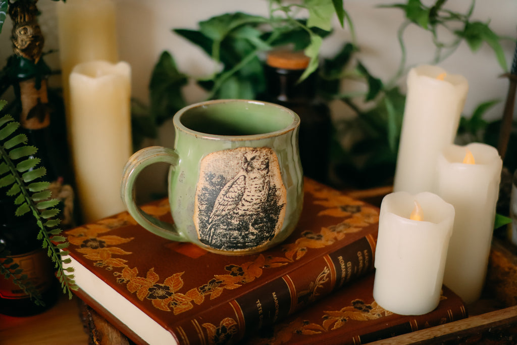 Tasse en grès style apothicaire « Gardienne des nuits » à défaut