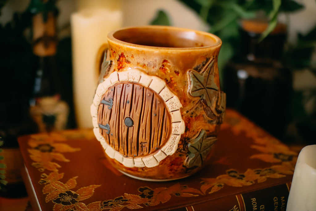 Tasse en grès porte de Hobbit  « Demeure de Monsieur et Madame Ronssouffle »