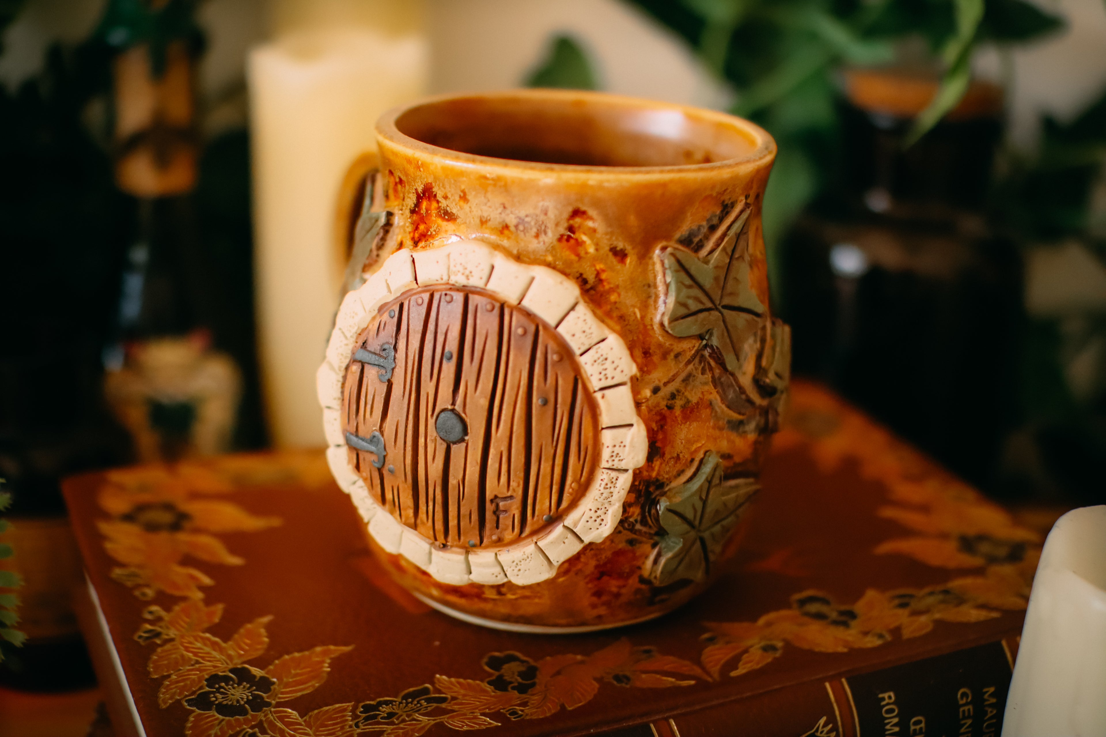 Tasse en grès porte de Hobbit  « Demeure de Monsieur et Madame Ronssouffle »