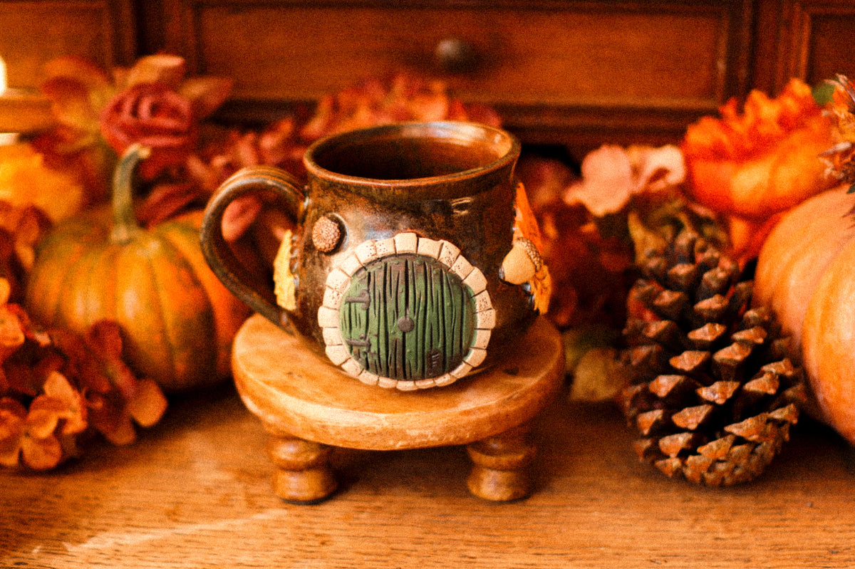Tasse porte de Hobbit en grès « Chaumière de Oisín et Ailsa Brinsec »