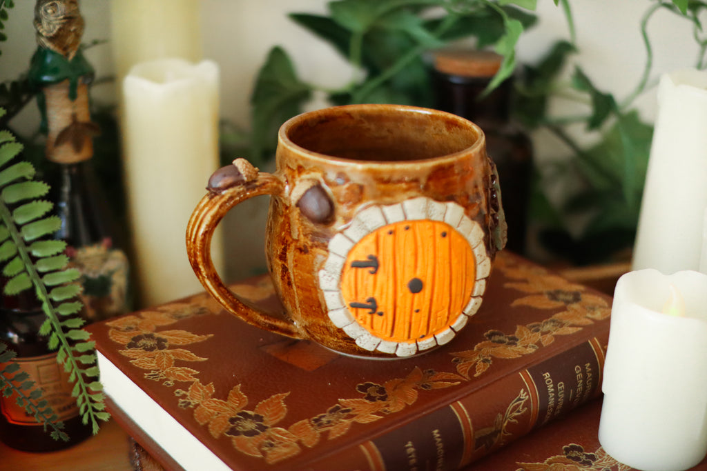 Petite tasse en grès porte de Hobbit « Maisonnée de Gust et Anita Pommerol »