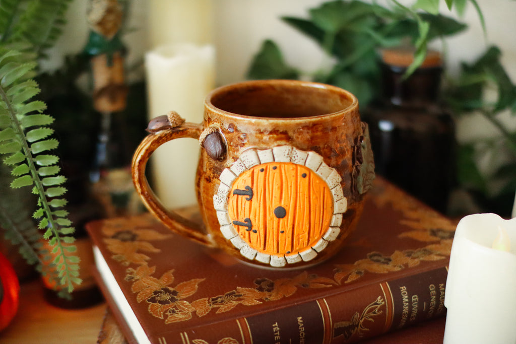 Petite tasse en grès porte de Hobbit « Maisonnée de Gust et Anita Pommerol »