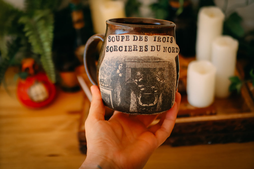 Tasse en grès illustration vintage « Soupe des trois sorcières du Nord»