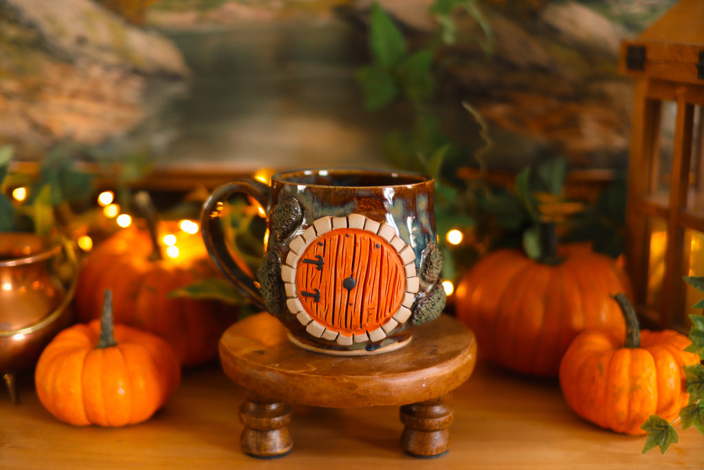 Grande tasse porte de Hobbit en grès « Maisonnée de Teodor Greenleaf »