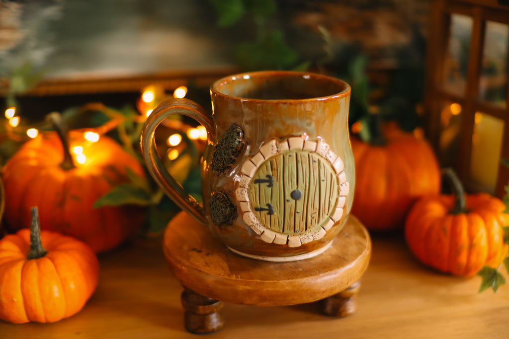 Tasse porte de Hobbit en grès « Charmante maison d'Eligar Lierevin »
