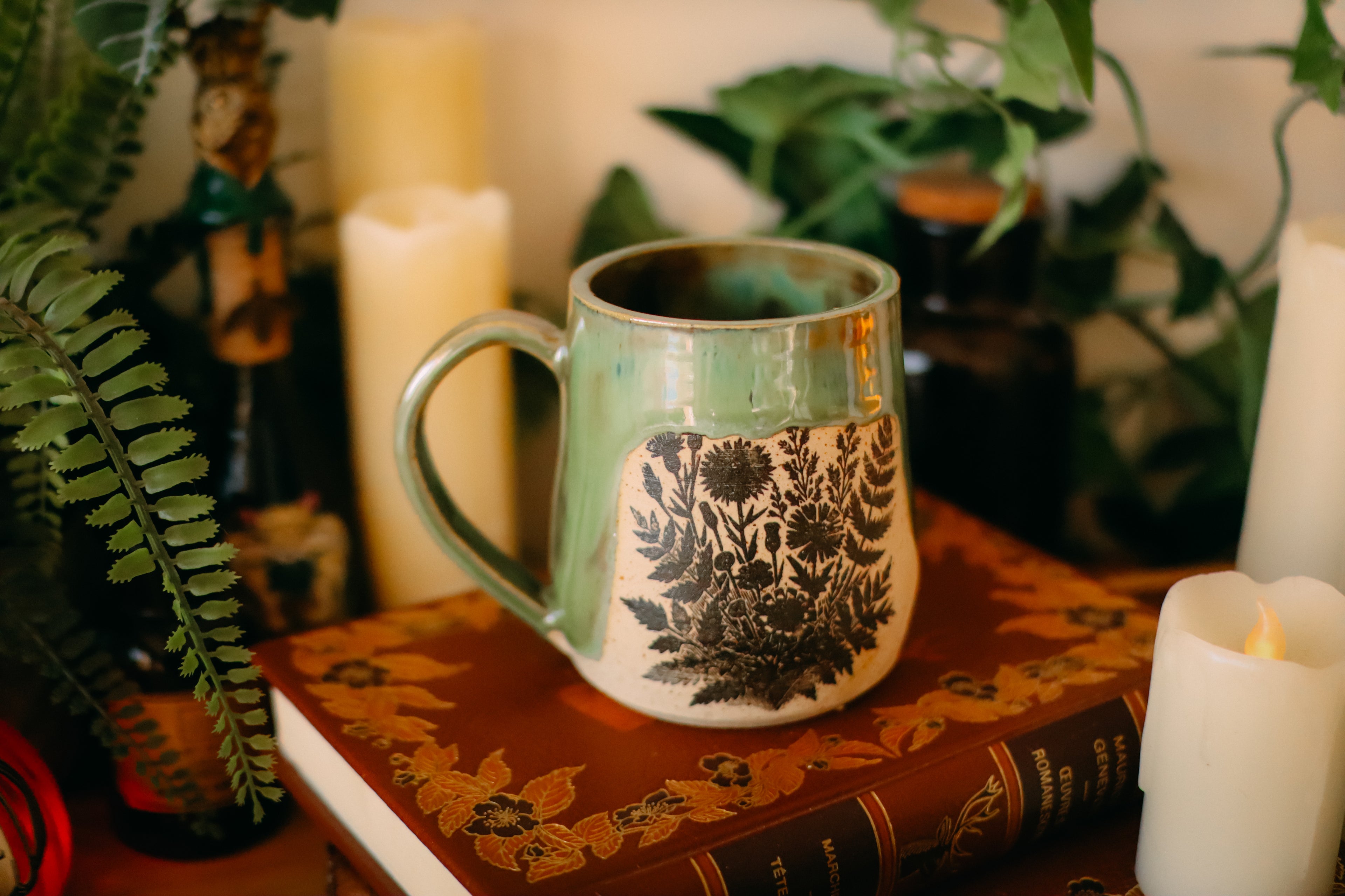 Petite tasse en grès style apothicaire  « Trésor des prés verdoyants »