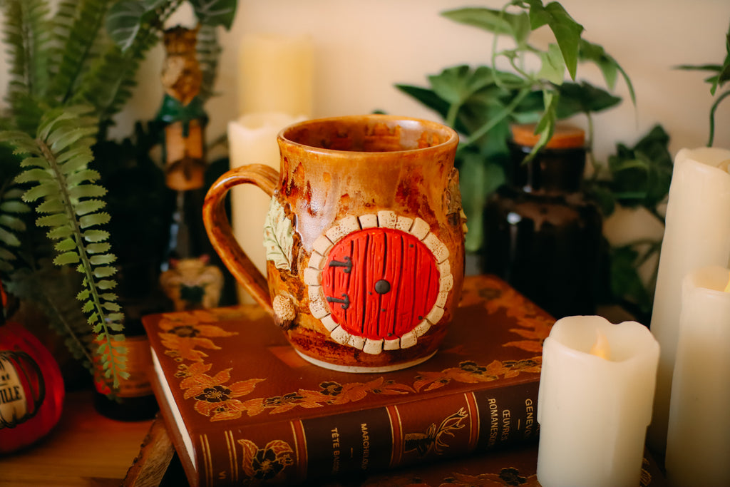 Grande tasse en grès porte de Hobbit  « Demeure de Monsieur Roguste Bonvalde »