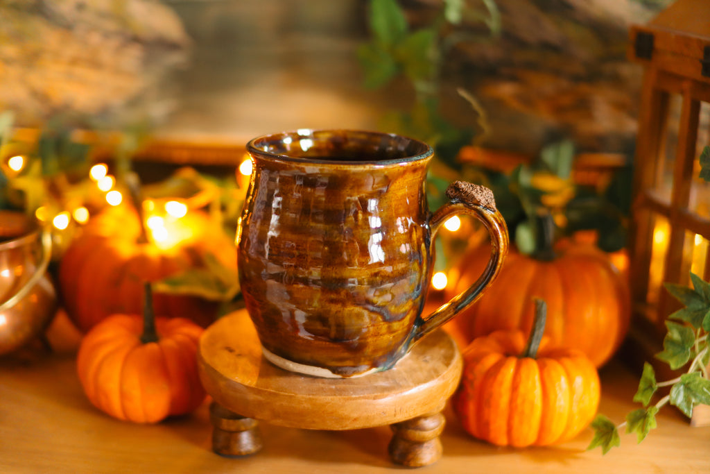 Tasse porte de Hobbit en grès « Maisonnée de la veuve Berthe Tourteau »