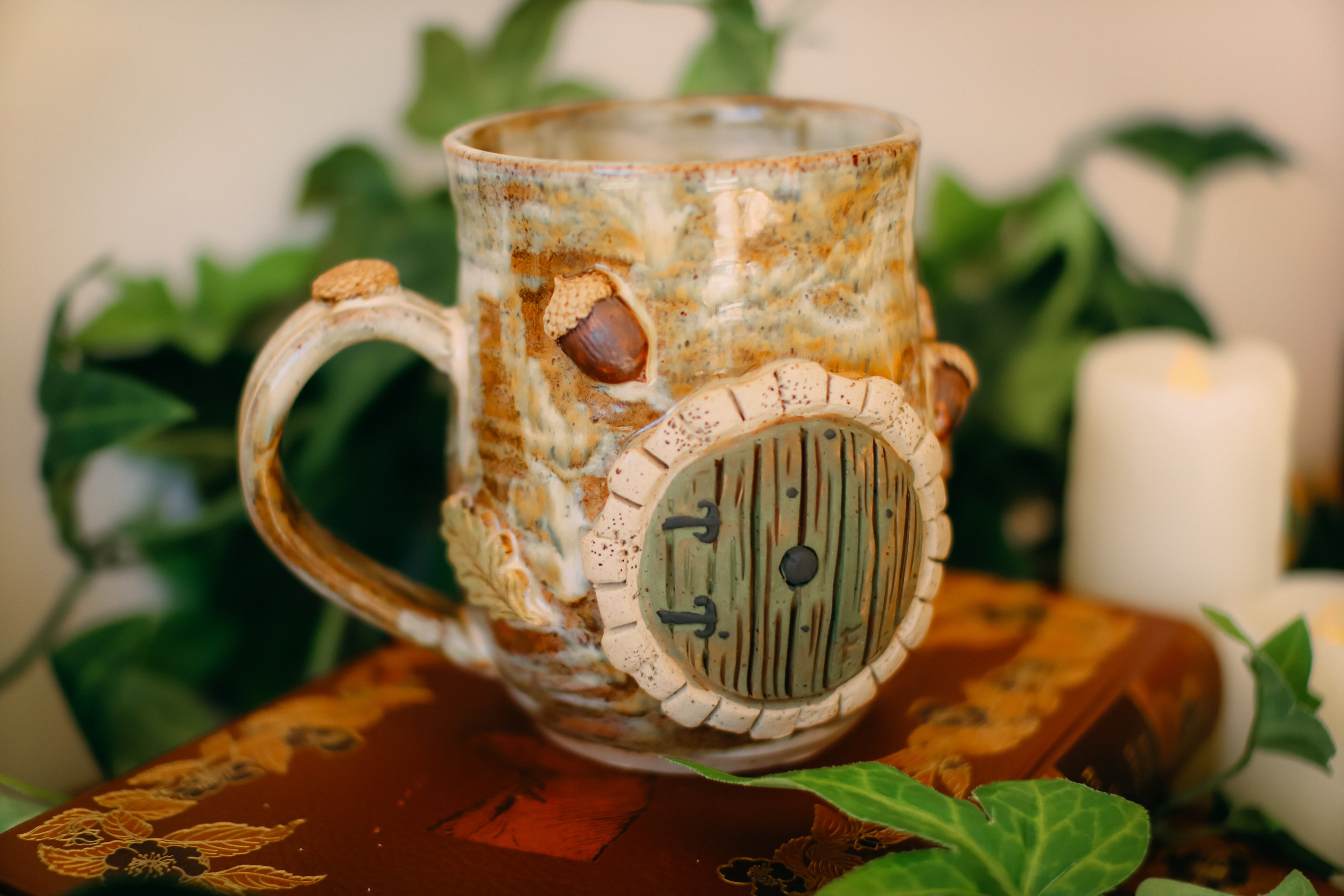 Grande tasse porte de Hobbit en grès en grès « Domaine de la famille Ulfin »
