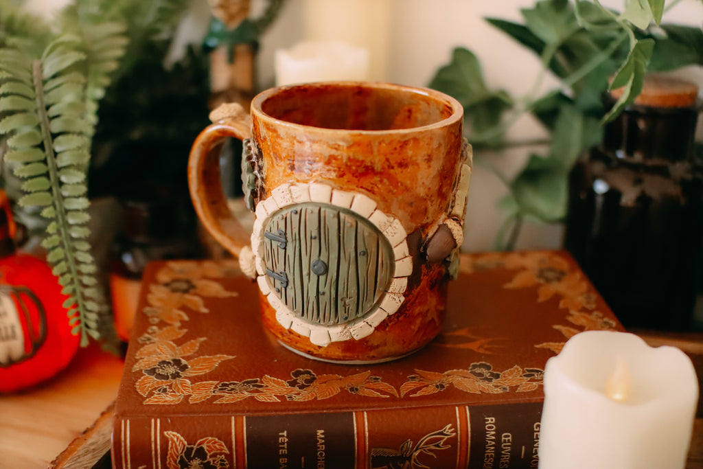 Petite tasse en grès porte de Hobbit  « Trou de la famille Grimperoux »