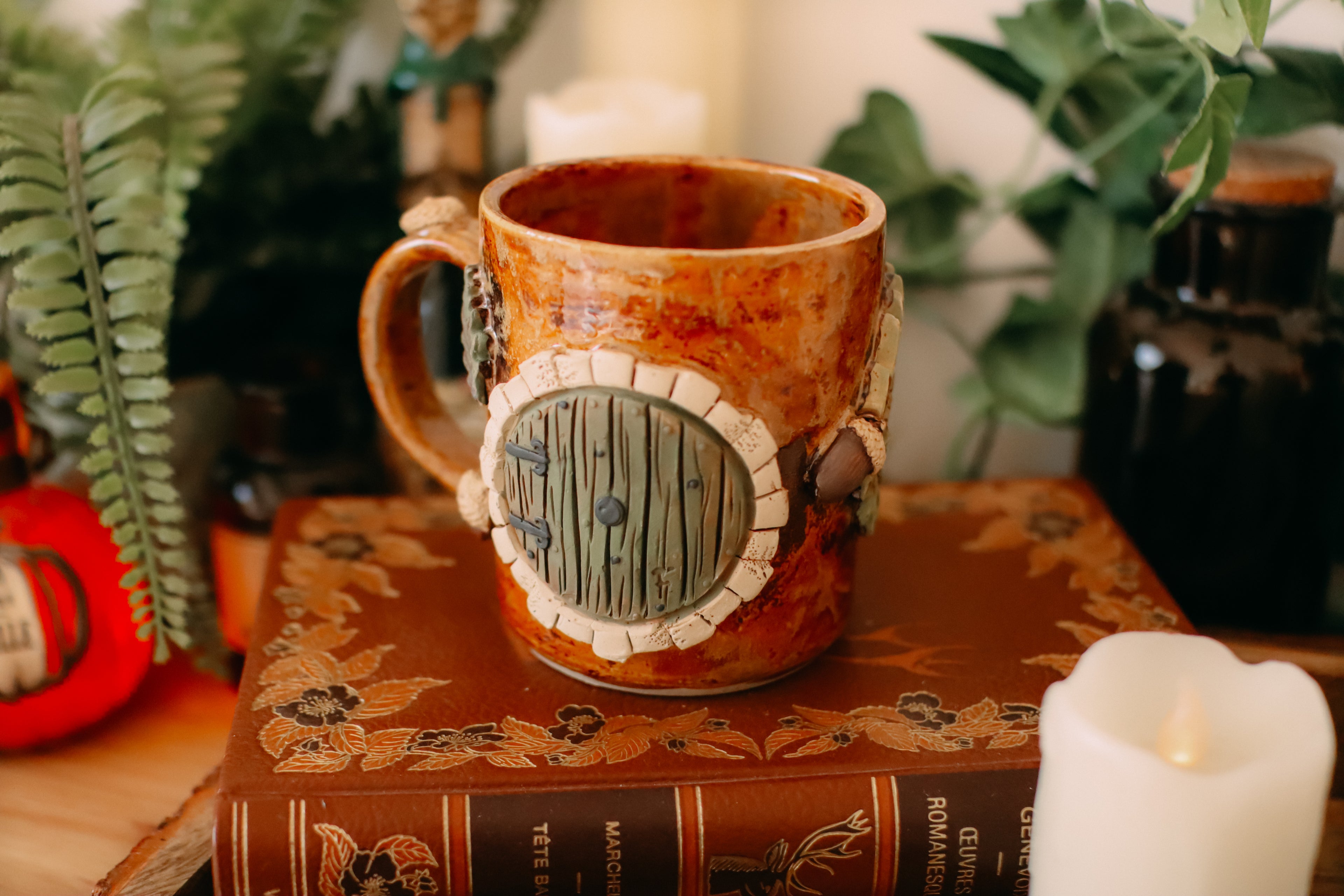 Petite tasse en grès porte de Hobbit  « Trou de la famille Grimperoux »