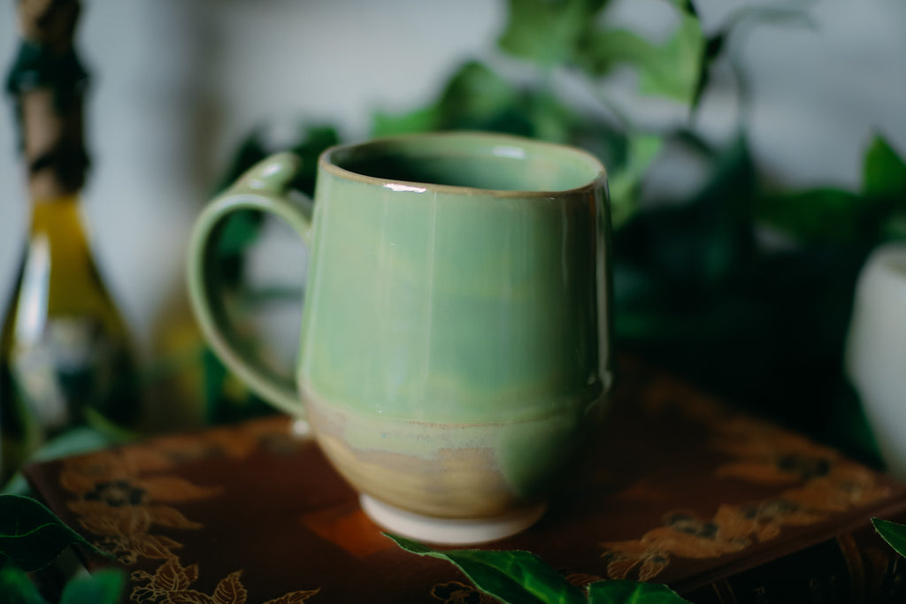 Petite tasse en grès vert jade